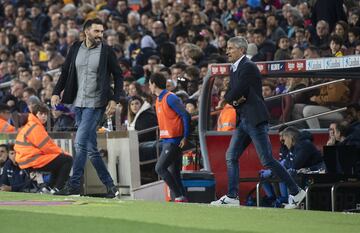 El segundo entrenador del Barcelona, Eder Sarabia, charla con el primer entrenador Quique Setién.

 