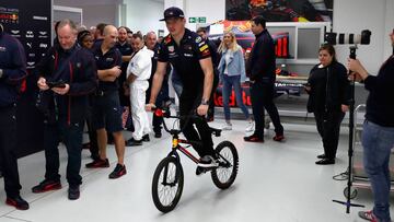 Max Verstappen en un acto en la f&aacute;brica de Red Bull.