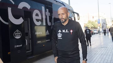 El entrenador del Celta, Miguel Cardoso, camina junto al autob&uacute;s del club celeste. 
 