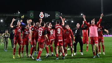 Los jugadores del Mirandés celebran la victoria ante el líder.
