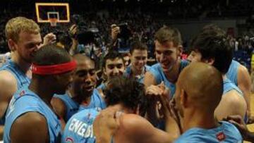 <b>EL HÉROE. </b>Los jugadores del Asefa Estudiantes felicitan a Carl English por su gran actuación.