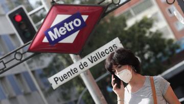 Una mujer pasea al lado del metro de Puente de Vallecas, en Madrid (Espa&ntilde;a), a 16 de septiembre de 2020. Puente de Vallecas es el distrito de la ciudad de Madrid que mayor n&uacute;mero de positivos por coronavirus ha registrado estos &uacute;ltimo