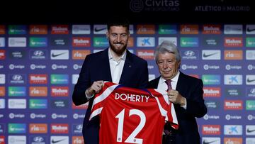 Matt Doherty recibe la camiseta del Atlético con el dorsal 12 de Enrique Cerezo.