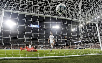 0-1. Varane marcó en propia puerta el primer tanto de los Spurs.