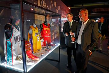 La vitrina de Pau Gasol en la tercera edici¨®n del Hall of Fame. En la muestra se exponen camisetas de Grizzlies, Lakers, Espa?a y Barcelona as¨ª como algunas de sus zapatillas y medallas conseguidas.