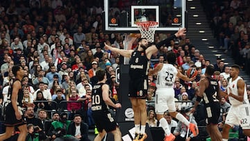 Leon Kratzer, pívot del Bayern, trata de taponar a Sergi Llull, del Real Madrid.