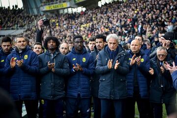 El FC Nantes se ha enfrentado hoy al Nîmes Olympique el cual ha sido la última despedida a el exjugador Emiliano Sala tras su fallecimiento. Los jugadores del club francés ha disputado el partido con vestimenta negra y con el nombre del argentino en la espalda.