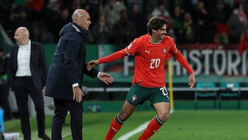 LISBON (Portugal), 23/03/2025.- Portugal's head coach Roberto Martinez gives instructions to his player Francisco Trincao (R) during the UEFA Nations League playoff second leg soccer match between Portugal and Denmark at Alvalade Stadium, in Lisbon, Portugal, 23 March 2025. (Dinamarca, Lisboa) EFE/EPA/MIGUEL A. LOPES