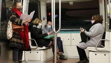 PARIS, FRANCE - JANUARY 25: Passengers wearing protective face masks travel on a subway train before the 6 pm city-wide night time curfew during the coronavirus (COVID-19) pandemic on January 25, 2021 in Paris, France. The French government has advised passengers to avoid talking and telephoning in the metro to avoid the spread of the coronavirus. Despite the launch of the vaccination campaign, several signs and indicators worry the French health authorities while the curfew from 6 p.m. has been extended throughout the territory since January 16, 2021. This Sunday, January 24, the Elysee ensures that "nothing will not be decided before Wednesday "to give the advanced curfew time to take effect". (Photo by Chesnot/Getty Images)