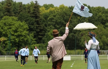 Actores con trajes de época durante el  partido de conmemoración de la unión de rugby entre los equipos Stade Francais y Racing Club de France en el estadio Christophe Dominici en París, mientras recrean la primera final de 1892. - El primer título de Los campeones de la unión francesa de rugby se otorgó en 1892 y fue arbitrado por Baron de Coubertin, el equipo ganador recibe el Bouclier de Brennus, el famoso trofeo otorgado desde ese año.