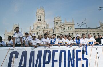 El autobús del Real Madrid en la Plaza de Cibeles. 