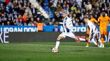 1-2. Juan Cruz, desde los once metros, lanza al lado izquierdo de Andriy Lunin superando su estirada.