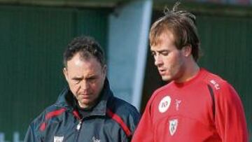 <b>EL ELEGIDO. </b>Yeste, que charla con Caparrós, dirigirá el juego rojiblanco. Ocupará la plaza de Orbaiz.