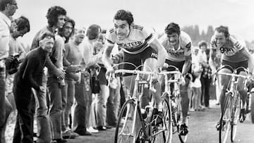 (FILES) Belgian racing cyclist Eddy Merckx (C) makes his effort ahead of French Bernard Thevenet (2nd R) and Dutch Joop Zoetemelk (R) during the stage Valloire - Avoriaz of the Tour de France cycling race on July 15, 1975. Belgian cycling champion Eddy Merckx is celebrating his 80th birthday on June 17, 2025. (Photo by AFP)