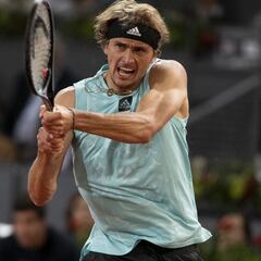 Zverev se desquita con Tsitsipas en tierra para repetir final