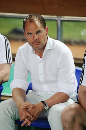 Frank De Boer sentado en el banquillo durante el partido amistoso internacional entre Perijá Yakarta y AFC Ajax el 11 de mayo de 2014 en Yakarta, Indonesia. 