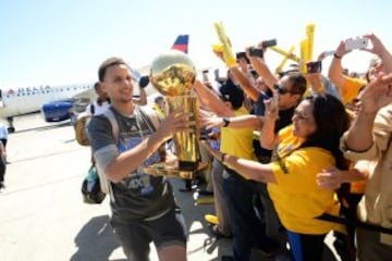 Los campeones de la NBA disfrutaron del viaje de vuelta a Oakland sin perder de vista el preciado trofeo Larry O'Brien. Stephen Curry.