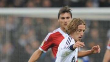 Luka Modric con el bal&oacute;n durante el partido ante el Celta.