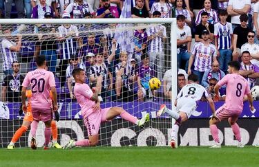El 8 blanquivioleta ve el fútbol como pocos. Este curso, además, se ha destapado como goleador y ya acumula seis tantos. El último este fin de semana, para dar la victoria al Valladolid ante el Eldense, con un precioso cabezazo en carrera en el área grande.