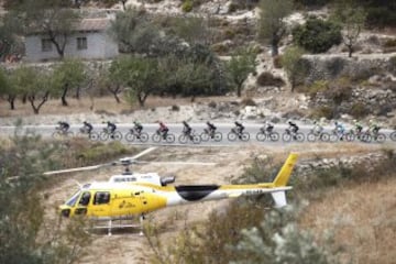 El pelotón durante la vigésima etapa entre Benidorm y el alto de Aitana.