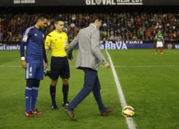  Kike Boned, embajador de la LNFS realizó el saque de honor del partido