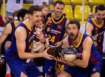 Pau Gasol levantando con sus compañeros el trofeo que les acredita como campeones de la Liga Endesa, tras derrotar al Real Madrid en el segundo encuentro de la final.