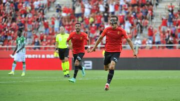 Brian Oliv&aacute;n celebra su gol ante el Betis. 