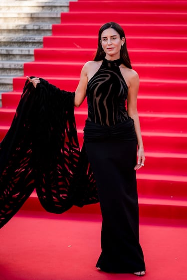 La influencer Gala González posa en la alfombra roja de la Primera edición de los Premios de la Academia de la Moda Española.