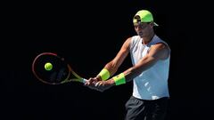 Rafael Nadal juega un revés durante una sesión de entrenamiento antes del Abierto de Australia 2023 en Melbourne Park el 14 de enero de 2023 en Melbourne, Australia.