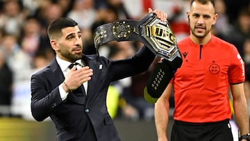 Ilia Topuria, campeón de UFC 298, al realizar el saque de honor del partido de primera división entre el Real Madrid y el Sevilla.