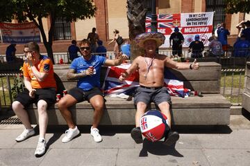 Miles de aficionados del Eintracht y del Rangers FC esperan la hora del partido disfrutando de la ciudad de Sevilla.