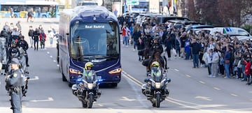 Antes del inicio del encuentro frente al Celta de Vigo uno de los comentarios más repetidos entre los aficionados del Madrid ha sido: ¿Qué significa Y-3? Esta letra y número se podía leer en el nuevo diseño del autobús del club blanco. El autobús luce con un llamativo color morado con las rosas que encontramos en la tercera equipación del Real Madrid. Este nuevo diseño hace referencia a la nueva colección de ropa en conjunto con Y-3 que ya está a la venta en la página web del Real Madrid. Yohji Yamamoto,  uno de los diseñadores de moda más destacados de la actualidad y conocido pionero de la nueva ola japonesa de los años 80.