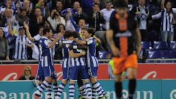 Espanyol's Ghanaian midfielder Wakaso Mubarak (Hidden) is congratuled by his teammates after scoring during the Spanish league football match RCD Espanyol vs Valencia CF on April 13, 2013 at the Cornella-El Prat stadium in Cornella. AFP PHOTO/ JOSEP LAGO