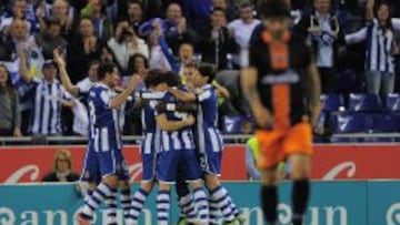 Espanyol&#039;s Ghanaian midfielder Wakaso Mubarak (Hidden) is congratuled by his teammates after scoring during the Spanish league football match RCD Espanyol vs Valencia CF on April 13, 2013 at the Cornella-El Prat stadium in Cornella.   AFP PHOTO/ JOSEP LAGO