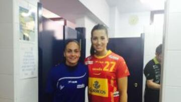 Lara González, una de las torres de las Guerreras, con Silvia Navarro.