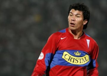 Gary Medel: Pese a no ganar títulos en su paso de tres años por la UC, Gary Medel es ídolo cruzado. Su gran actuación en el clásico universitario del Clausura 2008 (dos goles), ayudaron en parte a ganarse al público que ya destacaba su pachorra y entrega en la cancha.
