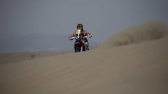PIS102. PISCO (PER&Uacute;) 05/01/2018 .-El piloto espa&ntilde;ol Joan Barreda en acci&oacute;n con su moto Honda hoy, s&aacute;bado 06 de enero de 2018, durante la primera etapa del rally Dakar 2018, entre Lima y Pisco (Per&uacute;). EFE/David Fern&aacut