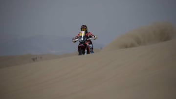 PIS102. PISCO (PER&Uacute;) 05/01/2018 .-El piloto espa&ntilde;ol Joan Barreda en acci&oacute;n con su moto Honda hoy, s&aacute;bado 06 de enero de 2018, durante la primera etapa del rally Dakar 2018, entre Lima y Pisco (Per&uacute;). EFE/David Fern&aacut