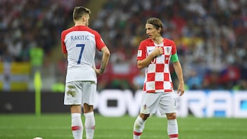 Rakitic y Modric conversan durante la final ante Francia