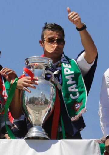 Cristiano Ronaldo en la llegada de la selección portuguesa a Lisboa. 