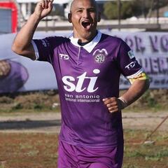 La pintoresca jineta de capitán de Humberto Suazo en el SAU