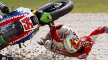 <b>ESCALOFRIANTE. </b>La imagen del accidente entre Kenan Sofuoglu y Julián Simón en la carrera de Moto2 de Montmeló pone los pelos de punta.