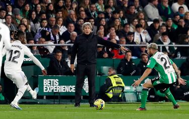 Manuel Pellegrini observa la acción entre Aitor Ruibal y Eduardo Camavinga.