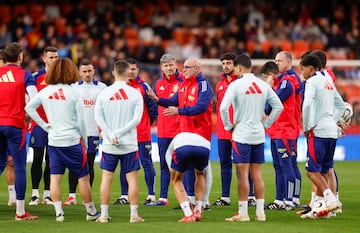 Charla de Luis de la fuente con los jugadores de la Seleccin.