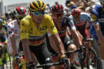 El belga Greg Van Avermaet, luciendo la camiseta amarilla de líder, y el resto de ciclistas comienzan la cuarta etapa del Tour de Francia.