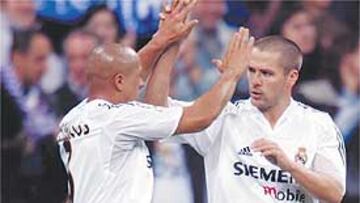<b>EN RACHA. </b>Owen es felicitado por Roberto Carlos después de que el inglés anotara el primero del Madrid.