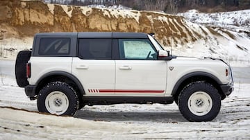 La primera edición de Ford Bronco en honor al papamovil