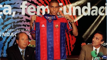 Ronaldo en su presentación con el Barcelona