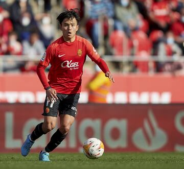 El curso pr¨®ximo podr¨ªa, al fin, llegarle la oportunidad de estrenarse oficialmente como madridista si Vinicius logra nacionalizarse. En el Mallorca ha logrado dos tantos, decisivos, que sirvieron para superar a Atleti, en Liga, y Espanyol, en Copa. Acumula ocho titularidades consecutivas y su cuenta de minutos sigue creciendo (ya van por 1.335').