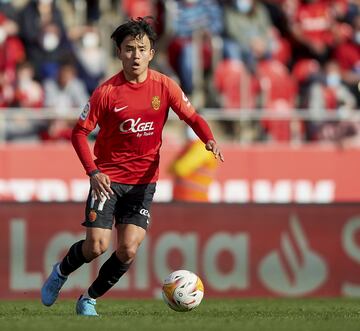 El curso próximo podría, al fin, llegarle la oportunidad de estrenarse oficialmente como madridista si Vinicius logra nacionalizarse. En el Mallorca ha logrado dos tantos, decisivos, que sirvieron para superar a Atleti, en Liga, y Espanyol, en Copa. Acumula ocho titularidades consecutivas y su cuenta de minutos sigue creciendo (ya van por 1.335'). 